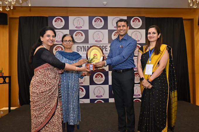 Dr Maneesha Shrivastava receiving award at gynaecology conference in Bhopal